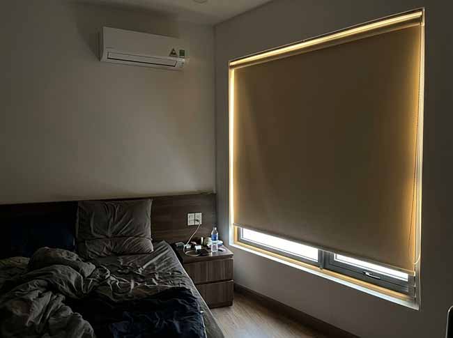 rèm cuốn trơn cản sáng cửa sổ